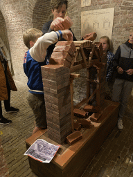 Arch construction game at the Basement of Loevestein Castle, with explanation