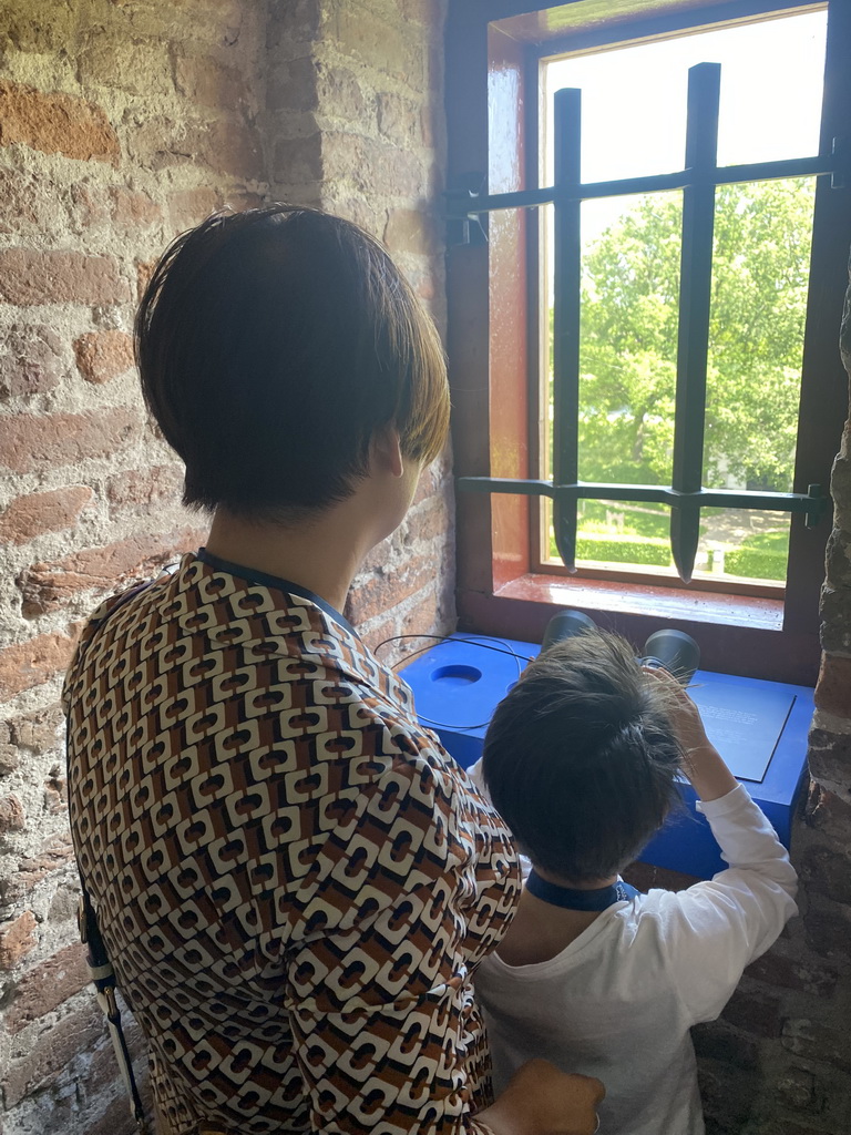 Miaomiao and Max looking through binoculars at the Top Floor of Loevestein Castle