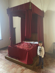 Max with a bed at the Large Chamber at the Middle Floor of Loevestein Castle