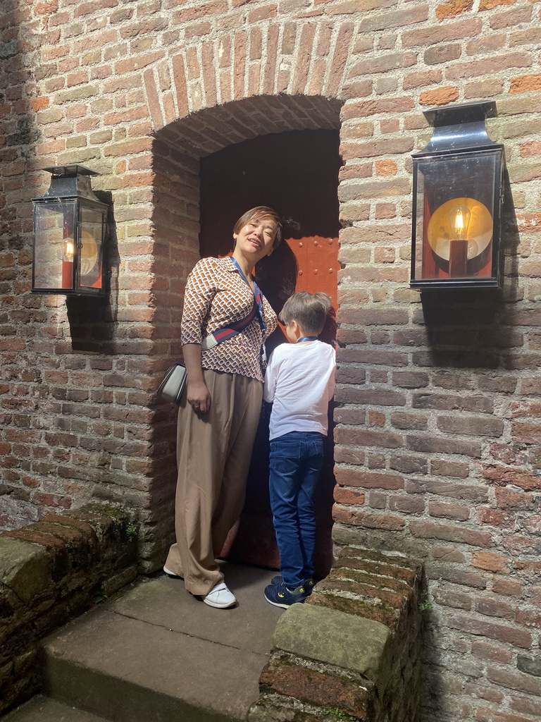 Miaomiao and Max at a door at the inner square of Loevestein Castle