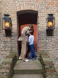 Miaomiao and Max at a door at the inner square of Loevestein Castle