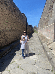Miaomiao and Max at the Vicolo del Labirinto street with the Torre X tower at the Pompeii Archeological Site