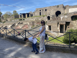 Miaomiao and Max at the path next to the Antiquarium at the Pompeii Archeological Site, with a view on the Suburban Baths
