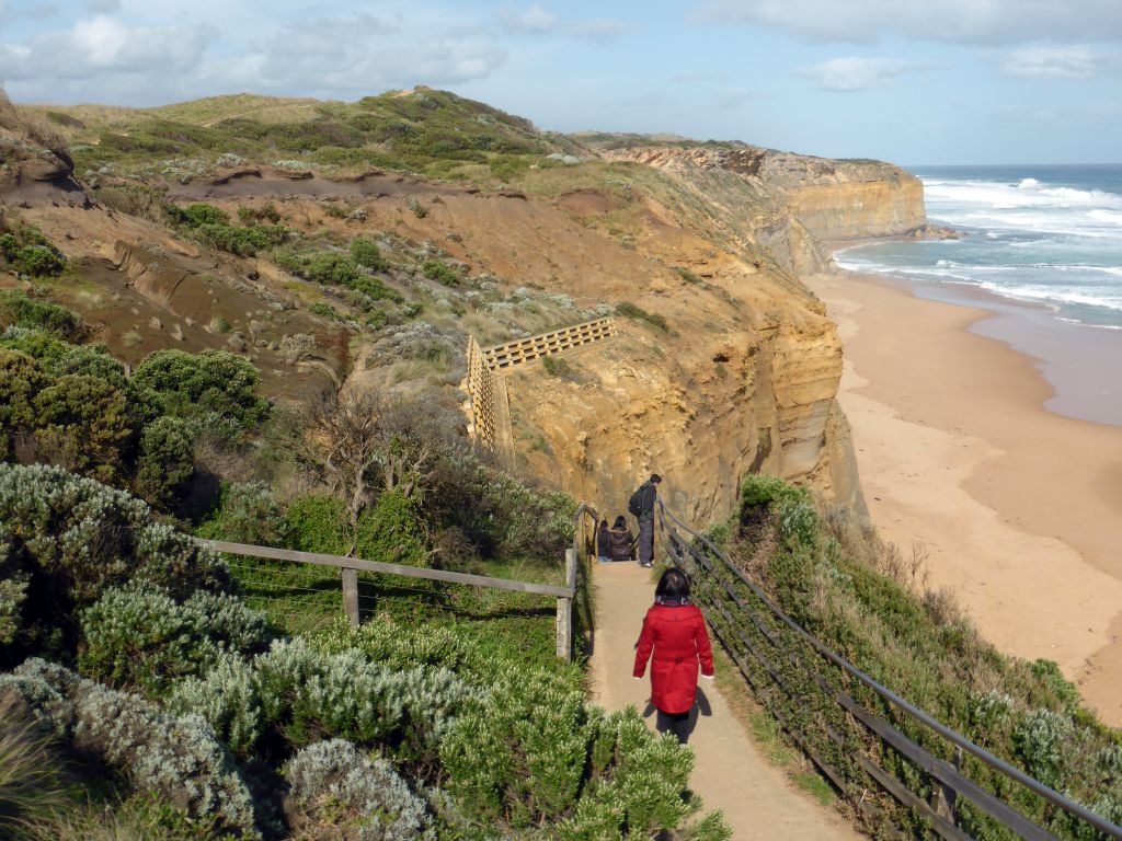 Miaomiao at the top of the Gibson Steps with a view on the beach and cliffs at the coastline at the southeast side