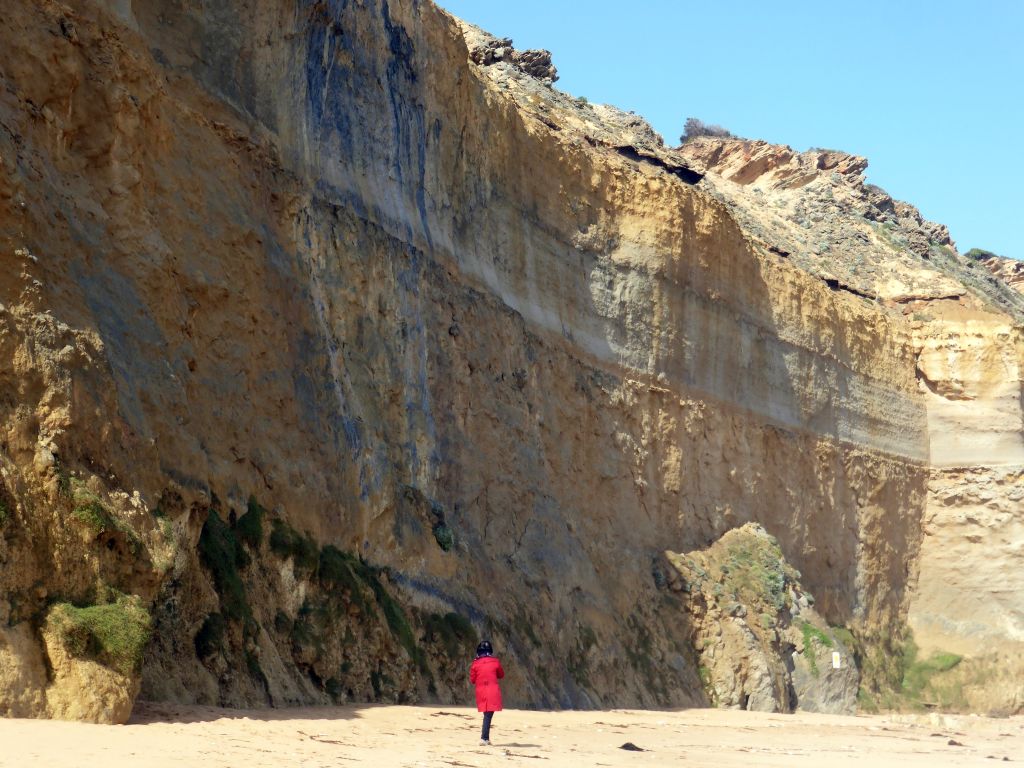 Miaomiao with cliffs at the beach below the Gibson Steps