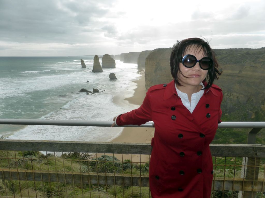 Miaomiao at the Twelve Apostles viewing point, with a view on the beach and cliffs at the northwest side with the Twelve Apostles rocks