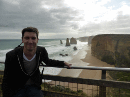 Tim at the Twelve Apostles viewing point, with a view on the beach and cliffs at the northwest side with the Twelve Apostles rocks