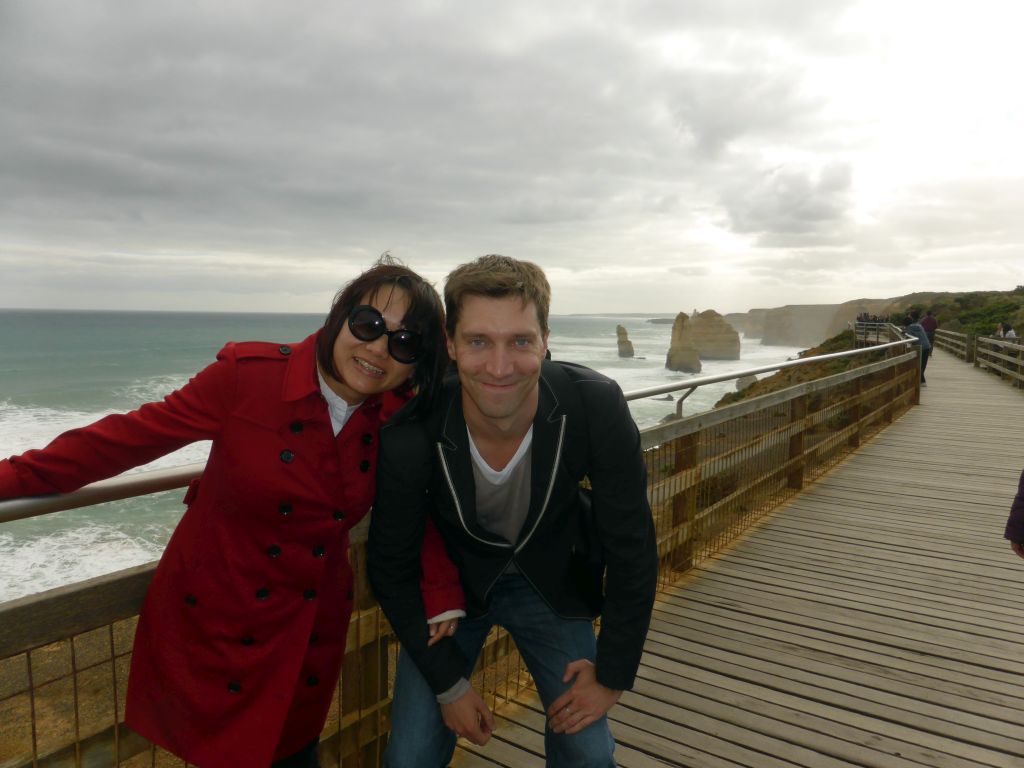 Tim and Miaomiao at the Twelve Apostles viewing point, with a view on the cliffs at the northwest side with the Twelve Apostles rocks