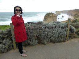 Miaomiao at the Twelve Apostles viewing point, with a view on the beach and cliffs at the northwest side with the Twelve Apostles rocks