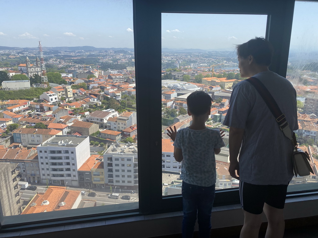 Miaomiao and Max at the hallway to the swimming pool at the Hotel Vila Galé Porto, with a view on the east side of the city with the Igreja Paroquial do Bonfim church