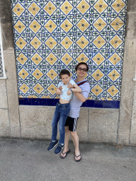 Miaomiao and Max with painted tiles at the Rua do Morgado de Mateus street