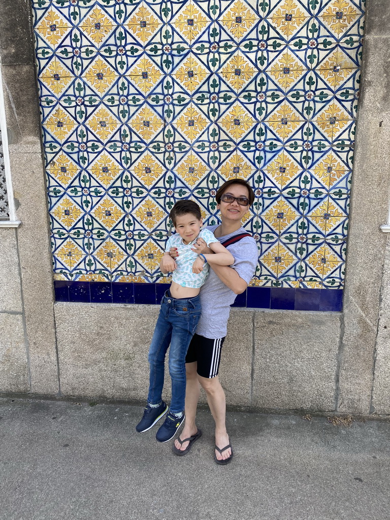 Miaomiao and Max with painted tiles at the Rua do Morgado de Mateus street