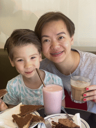 Miaomiao and Max drinking coffee and smoothie at the Combi Coffee Roasters restaurant at the Rua do Morgado de Mateus street