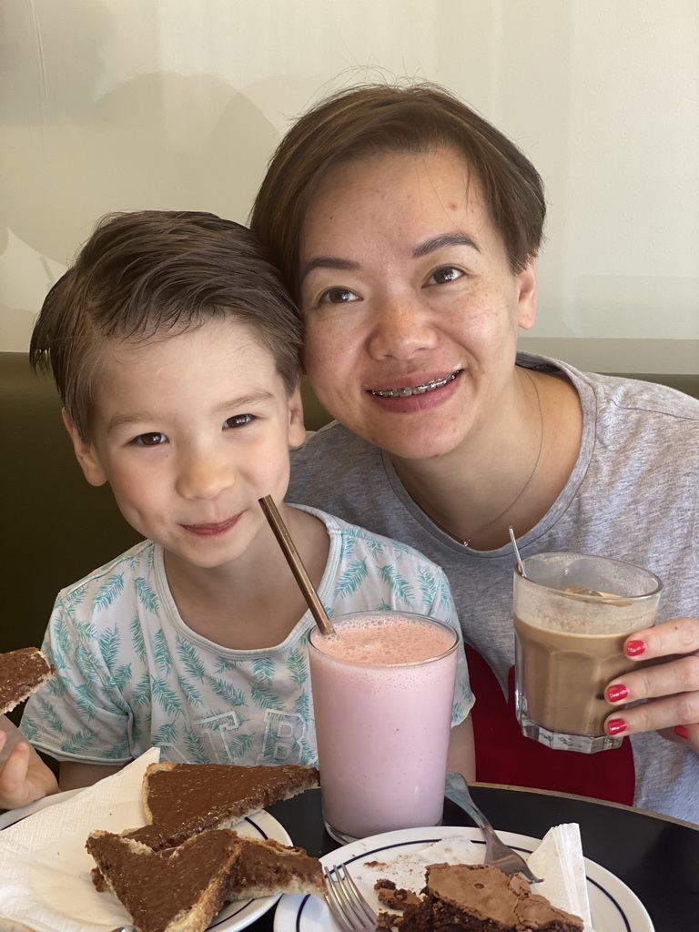 Miaomiao and Max drinking coffee and smoothie at the Combi Coffee Roasters restaurant at the Rua do Morgado de Mateus street