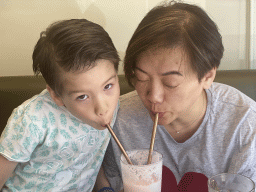 Miaomiao and Max drinking smoothie at the Combi Coffee Roasters restaurant at the Rua do Morgado de Mateus street