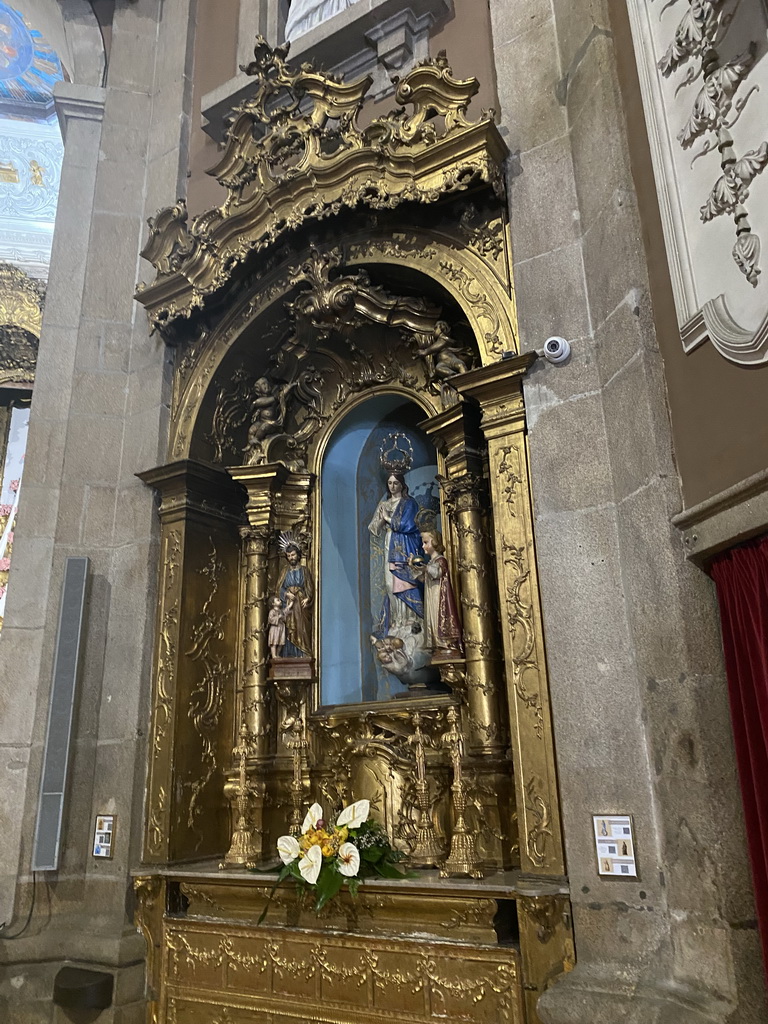 Side altar at the Igreja de Santo Ildefonso church