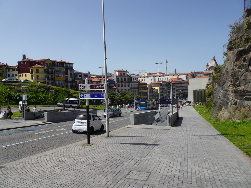 Entrance of the São Bento subway station at the Avenida Dom Afonso Henriques street