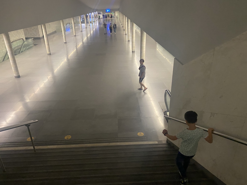 Miaomiao and Max at the São Bento subway station