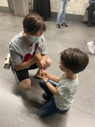 Miaomiao and Max playing `Rock, paper, scissors` at the São Bento subway station