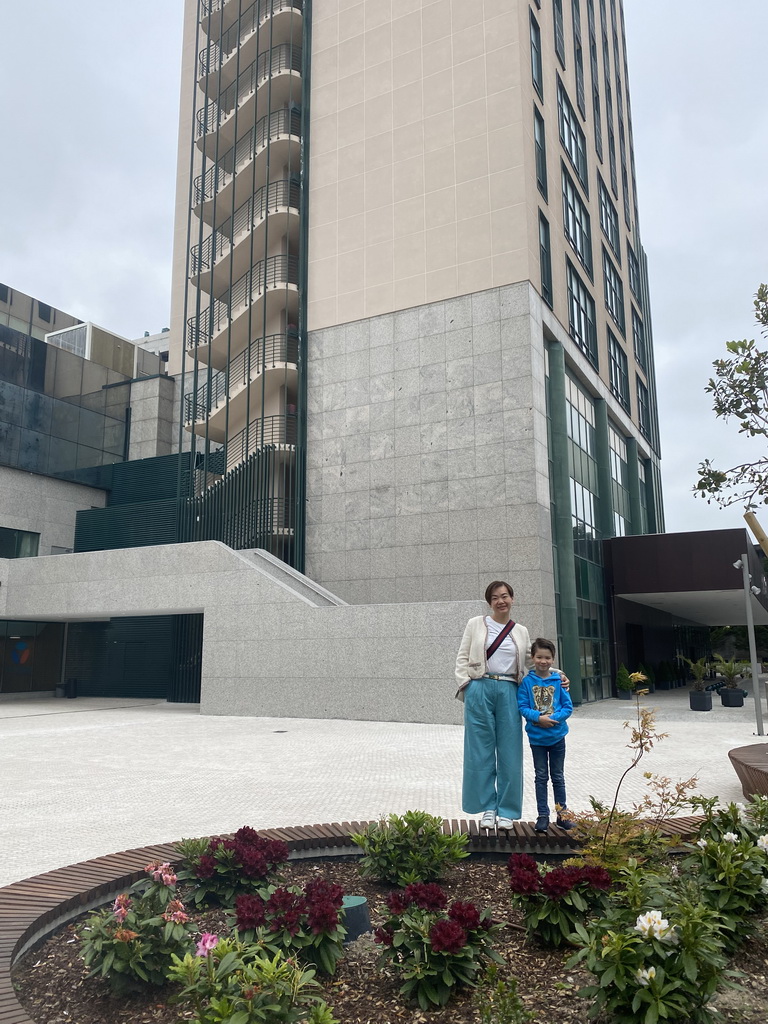 Miaomiao and Max in front of the Hotel Vila Galé Porto