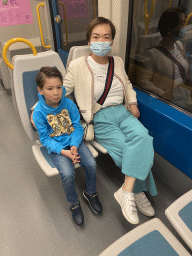 Miaomiao and Max in the train from the 24 de Agosto subway station to the Trindade subway station