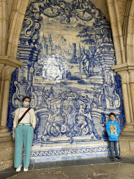 Miaomiao and Max with painted tiles at the Cloister of the Porto Cathedral