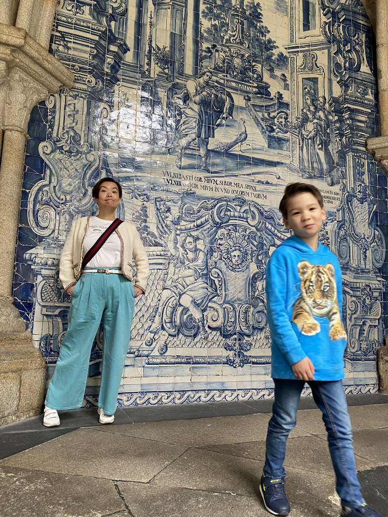 Miaomiao and Max with painted tiles at the Cloister of the Porto Cathedral