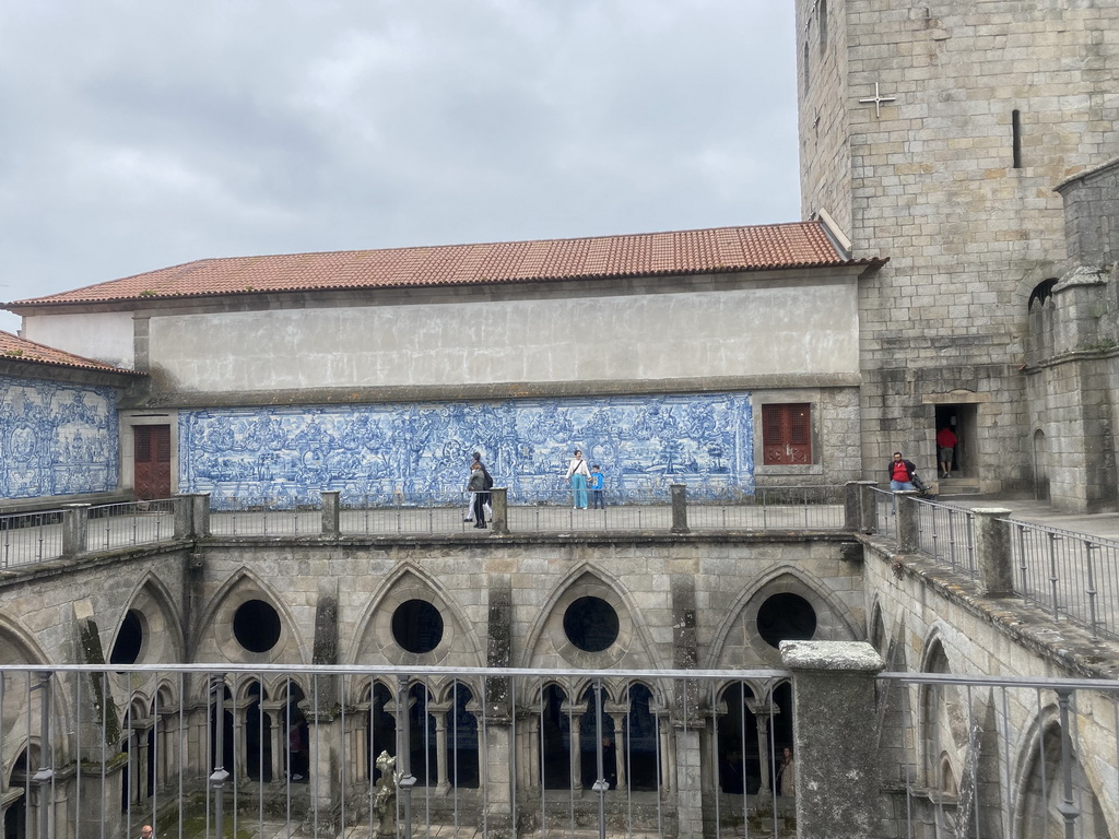 Miaomiao and Max with painted tiles at the terrace of the Porto Cathedral