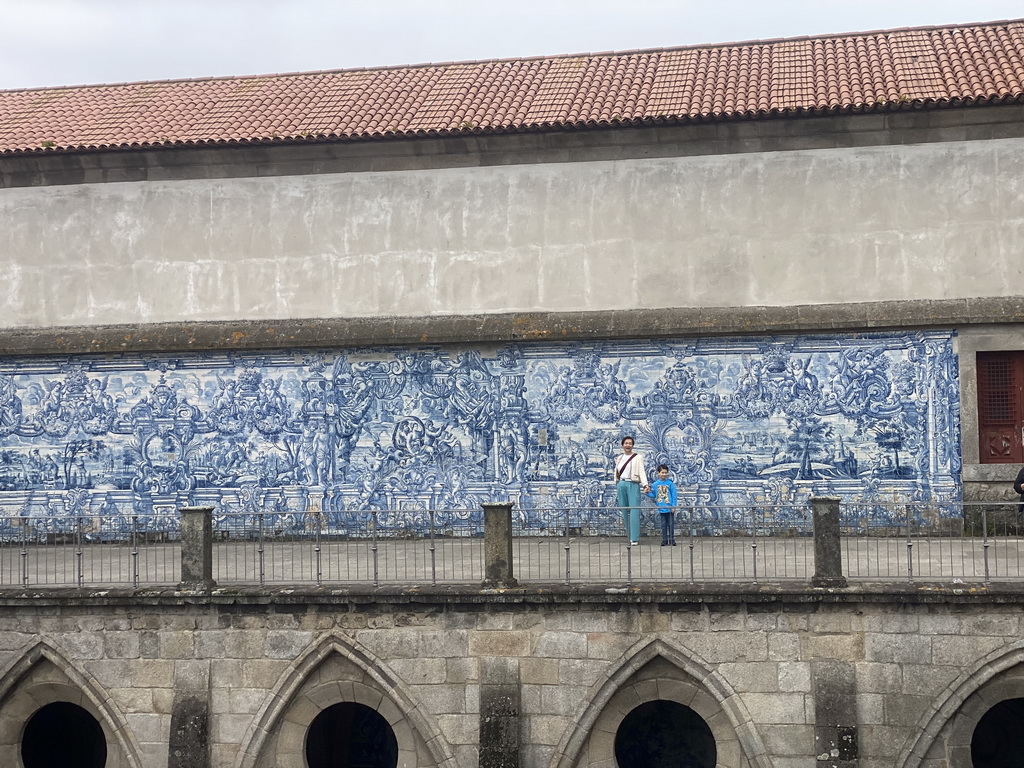 Miaomiao and Max with painted tiles at the terrace of the Porto Cathedral