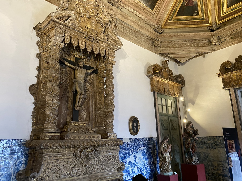 Altarpiece and statues at the Chapter Room at the Porto Cathedral