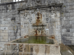 The Chafariz do Pelicano fountain at the Rua de Dom Hugo street