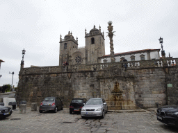 The Chafariz do Pelicano fountain at the Rua de Dom Hugo street and the west facade of the Porto Cathedral