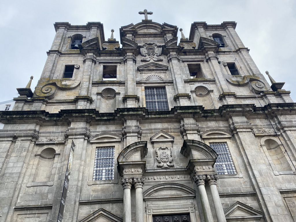 Northwest facade of the Igreja dos Grilos church at the Largo do Colégio square