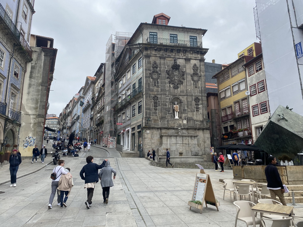 The Praça da Ribeira square with the Fonte da Praça da Ribeira and Fonte do Cubo fountains