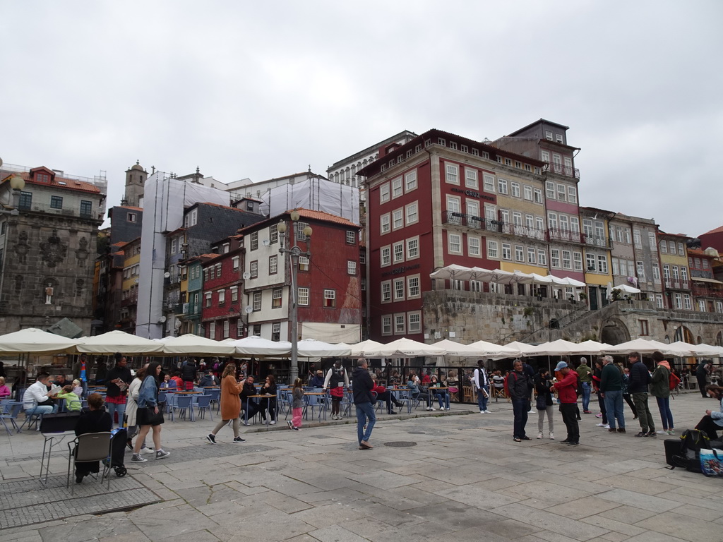 Buildings at the Cais da Ribeira street, viewed from the Praça da Ribeira square