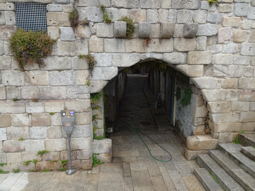 The Postigo do Carvão gate, viewed from the Cais da Estiva street