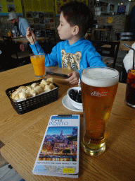 Max having a drink at the Grupo Desportivo Infante D. Henrique restaurant