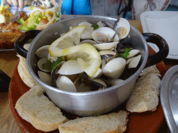 Pan with shellfish at the Grupo Desportivo Infante D. Henrique restaurant