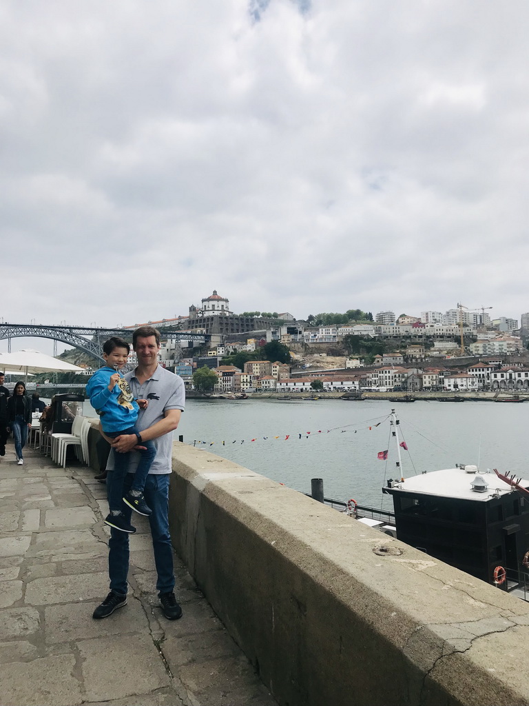 Tim and Max at the Cais da Estiva street, with a view on the Ponte Luís I bridge over the Douro river and Vila Nova de Gaia with the Mosteiro da Serra do Pilar monastery