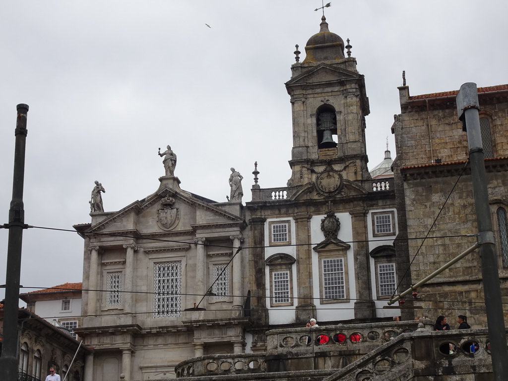 The facade and tower of the Igreja Monumento de São Francisco church, viewed from the Rua do Infante D. Henrique street