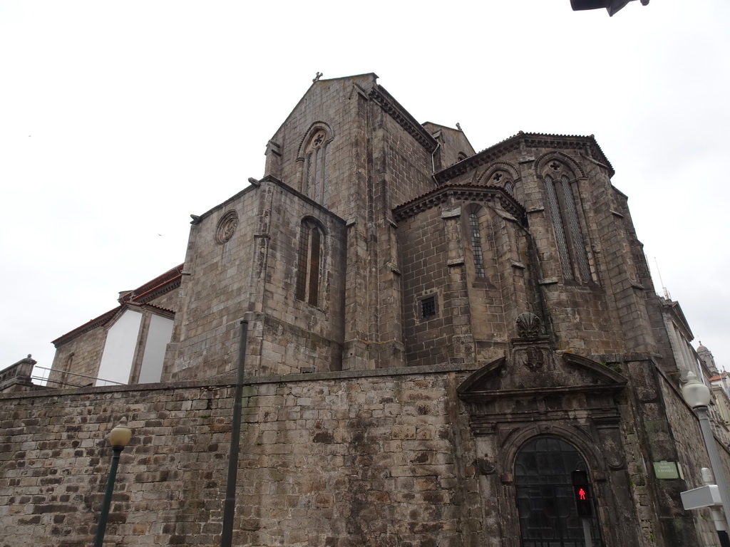 The southeast side of the Igreja Monumento de São Francisco church at the Rua do Infante D. Henrique street