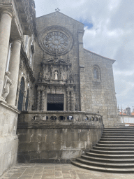 The southwest side of the Igreja Monumento de São Francisco church at the Rua do Infante D. Henrique street