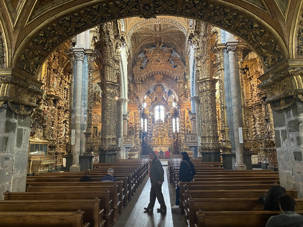 Nave, apse and main altar of the Igreja Monumento de São Francisco church