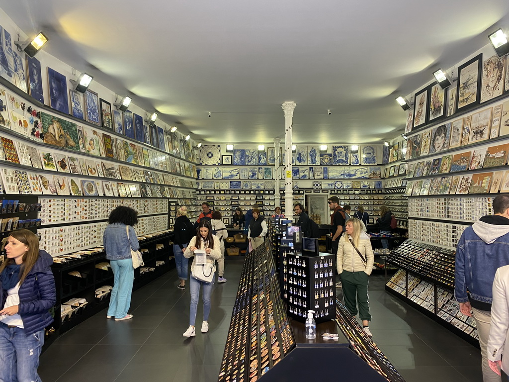 Interior of the Prometeu Artesanato shop at the Rua de Mouzinho da Silveira street