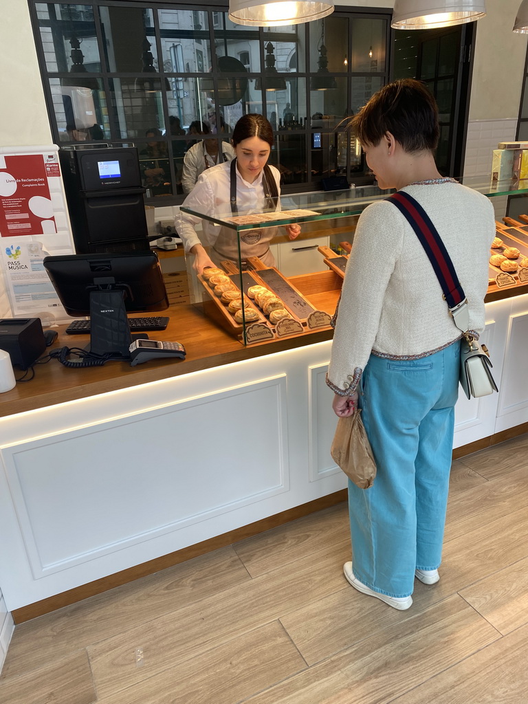 Miaomiao ordering cakes at the Empanadas Malvón bakery at the Rua de Mouzinho da Silveira street