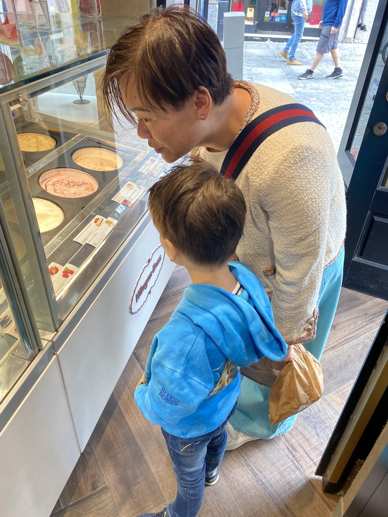 Miaomiao and Max buying ice cream at the Häagen-Dazs store at the Rua das Flores street