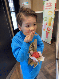 Max with an ice cream at the Häagen-Dazs store at the Rua das Flores street