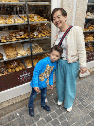 Miaomiao and Max in front of the Sabores da Invicta bakery at the Praça de Almeida Garrett square