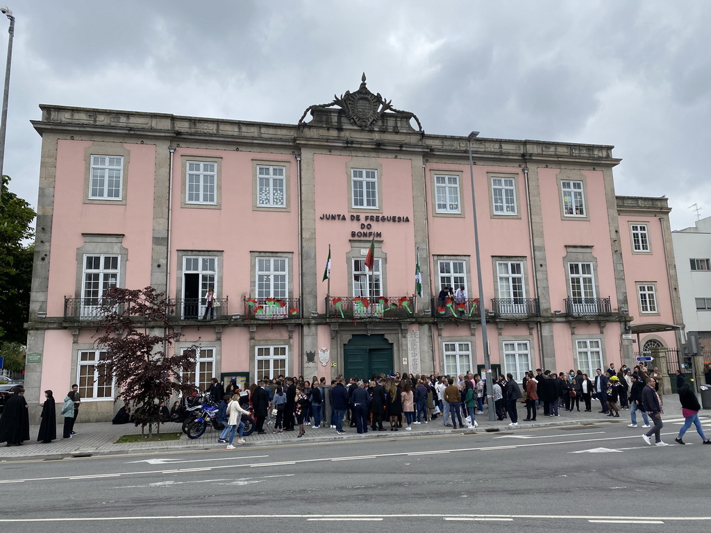 Students in front of the Junta de Freguesia do Bonfim building at the Campo 24 de Agosto square