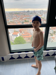 Max at the swimming pool at the Hotel Vila Galé Porto, with a view on the city center